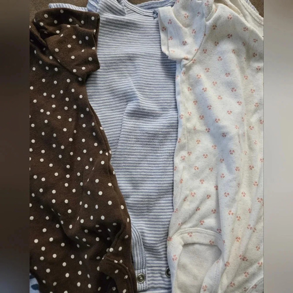 Bundle of 4 Carter's 6 Months Body Suits - Picture 5 of 6